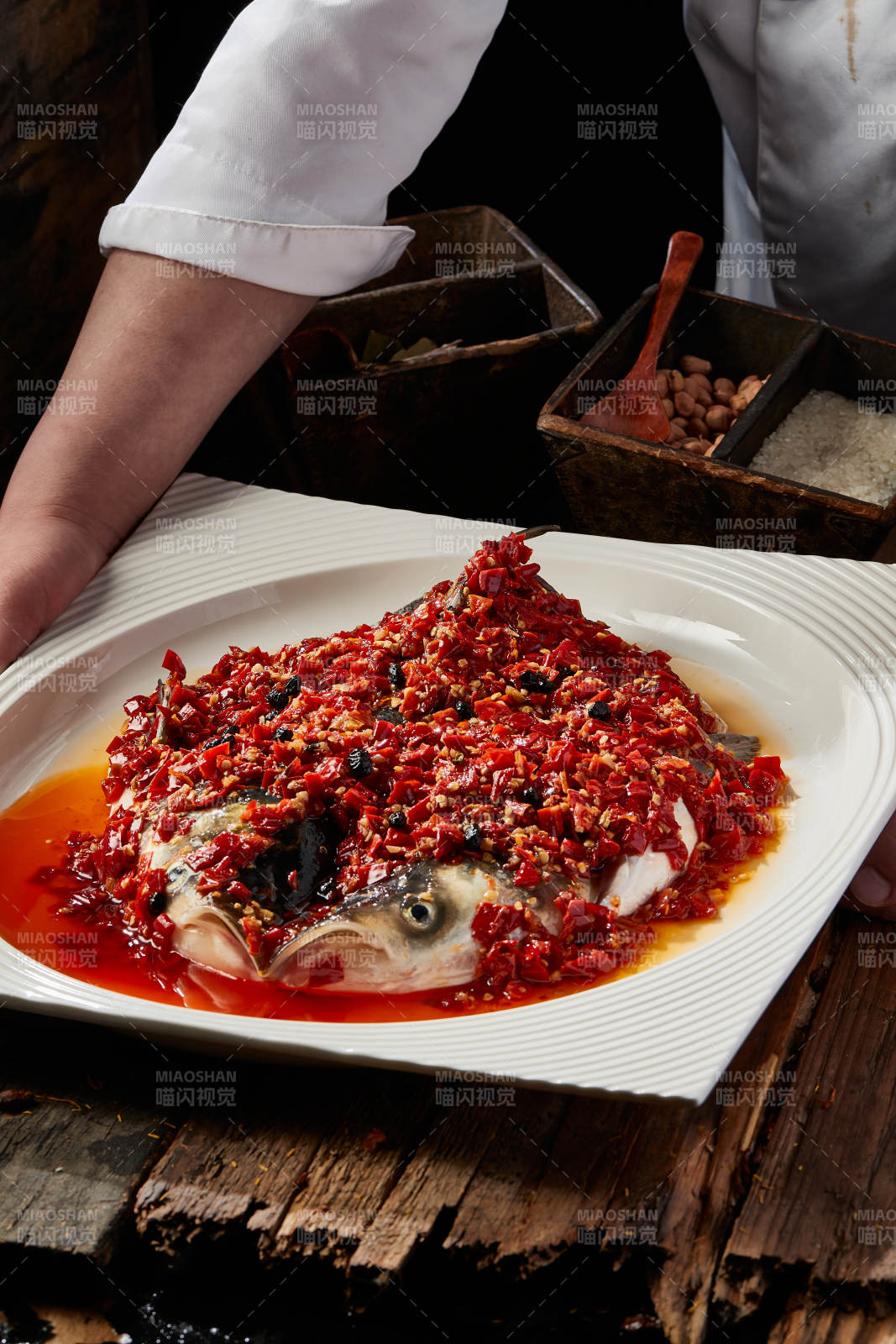 传统湘菜剁椒大鱼头图片