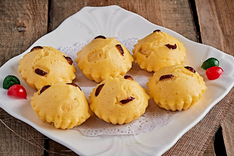 白色瓷盘装的香蒸开花黄馍馍图片