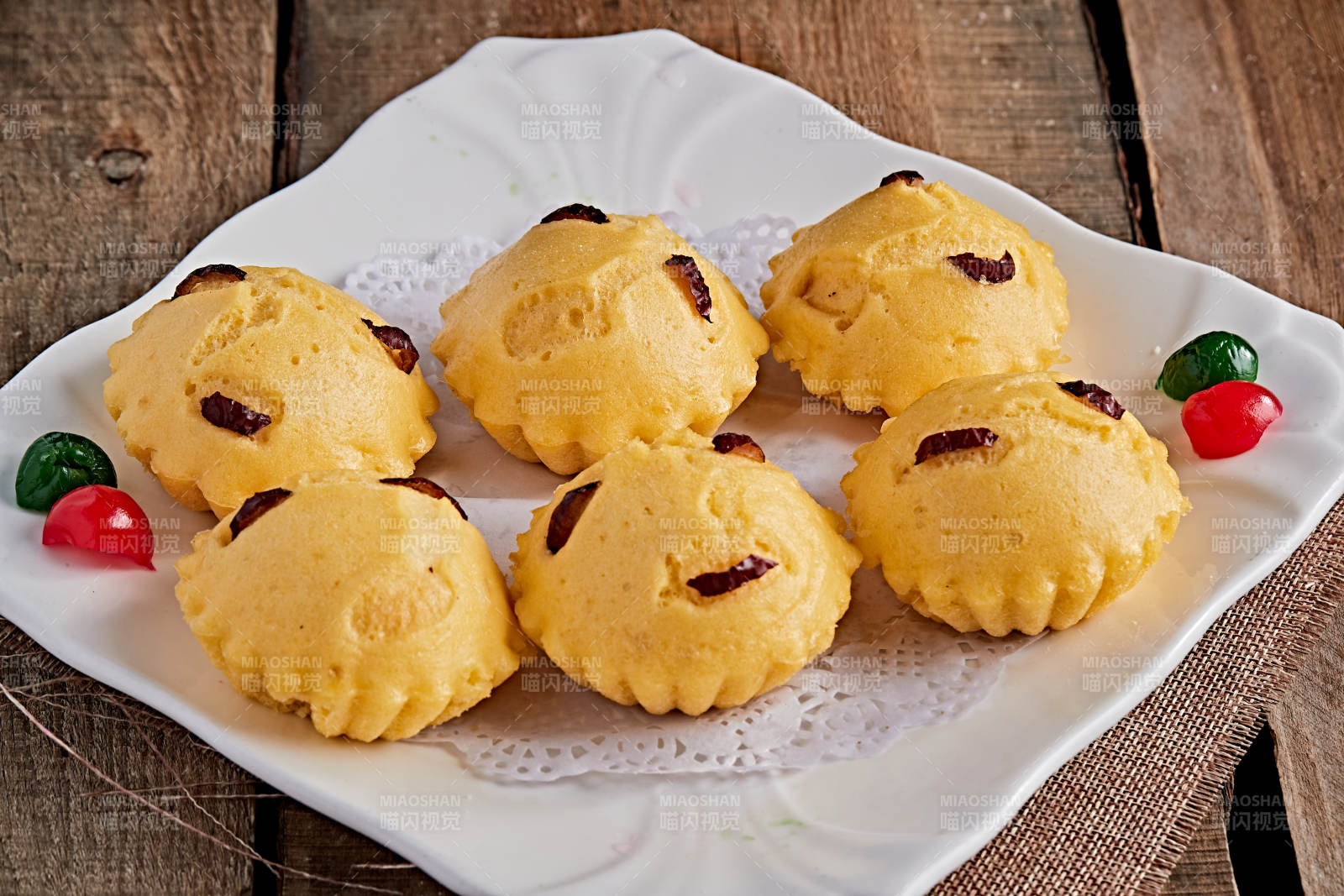 白色瓷盘装的香蒸开花黄馍馍图片