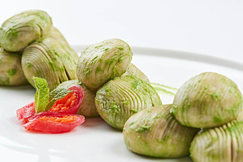 白色瓷餐具装的抹茶鲜口蘑图片