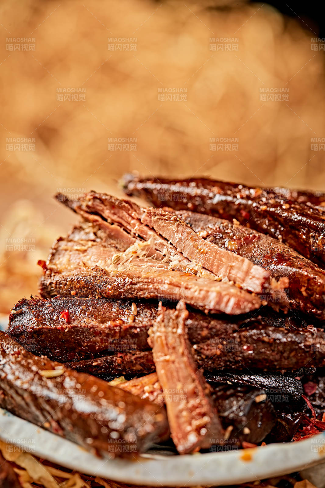 陶瓷餐具装摆的内蒙古特产牛肉干图片