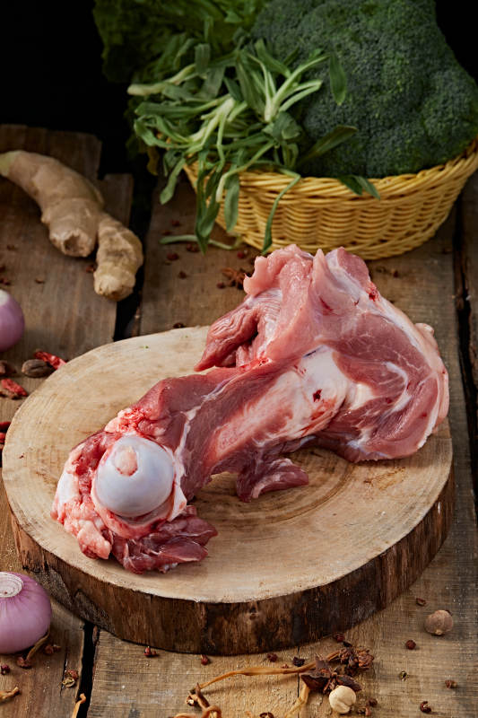 白色背景下的生鲜猪棒骨图片