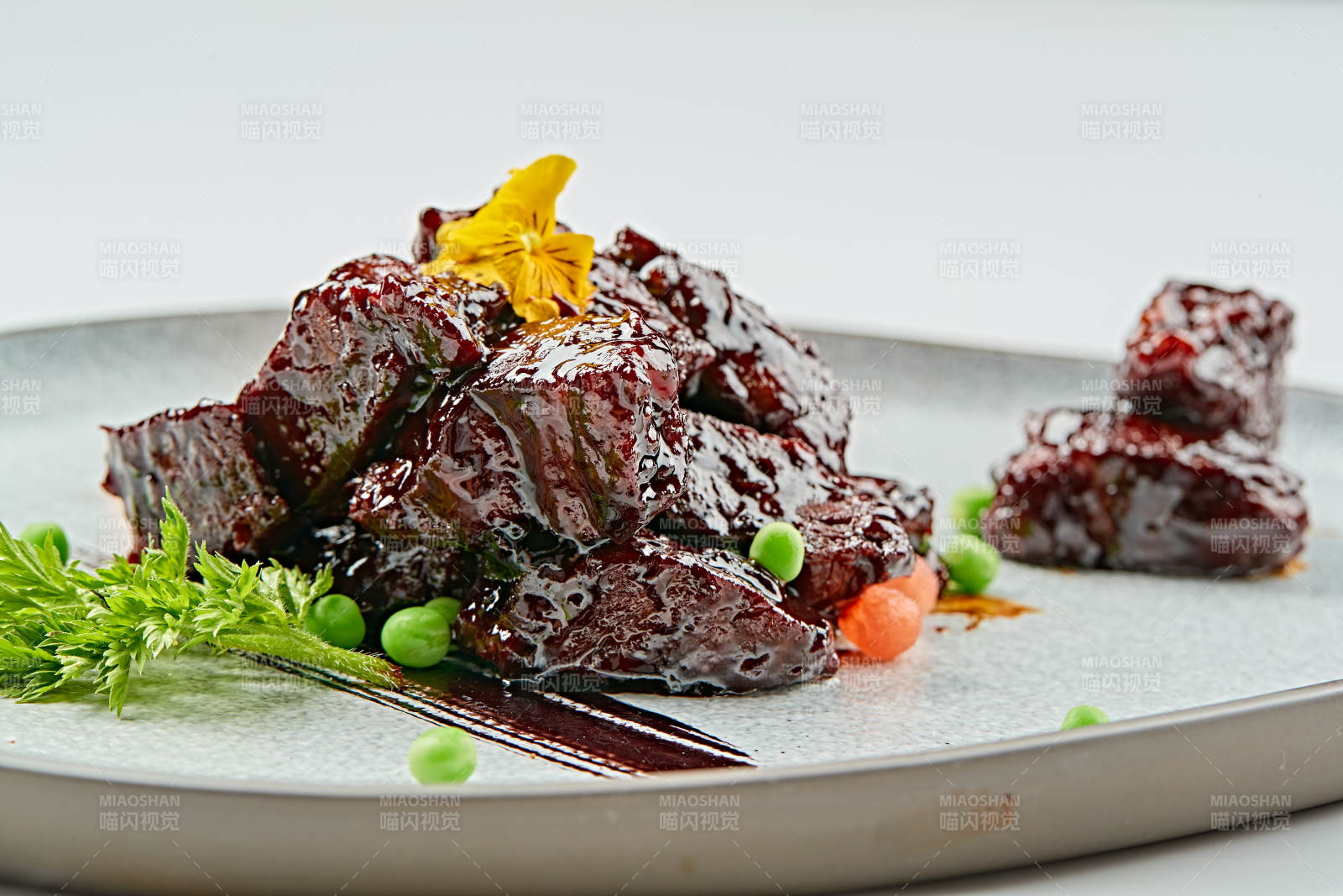 青色瓷盘装的XO酱香和牛粒图片