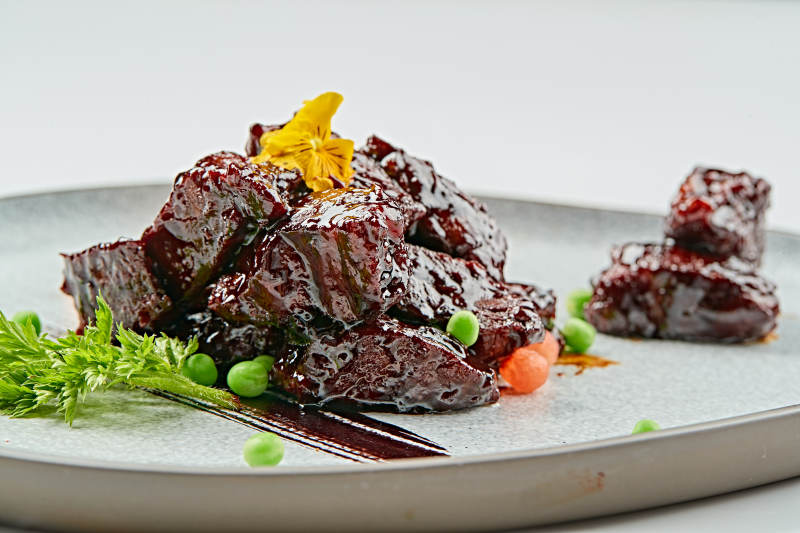 青色瓷盘装的XO酱香和牛粒图片