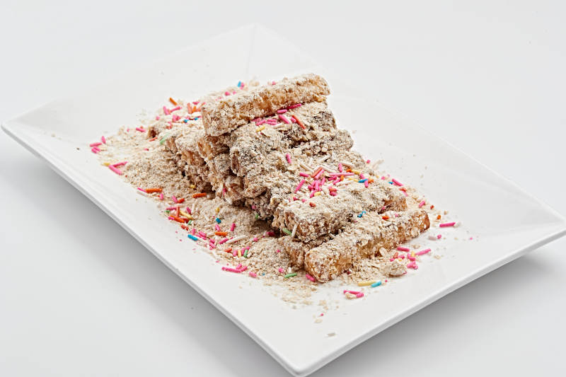 白色瓷盘装的甜麦片炸红薯图片