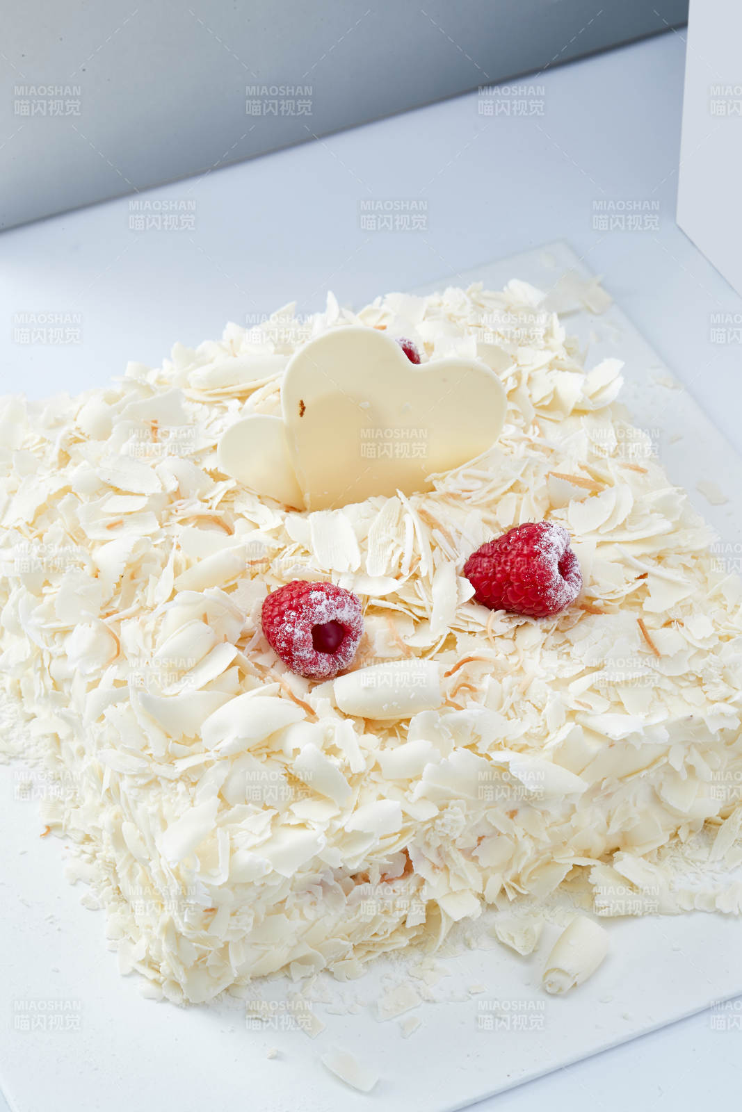 草莓白巧克力榴莲慕斯生日蛋糕图片