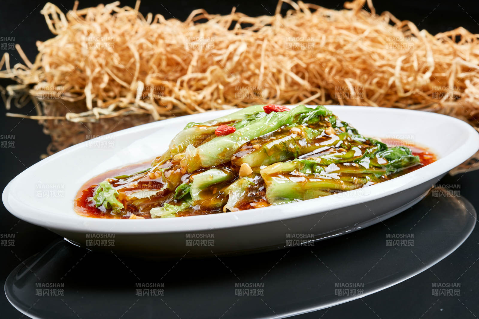 白色瓷盘装的浇汁酱香枸杞油麦菜图片