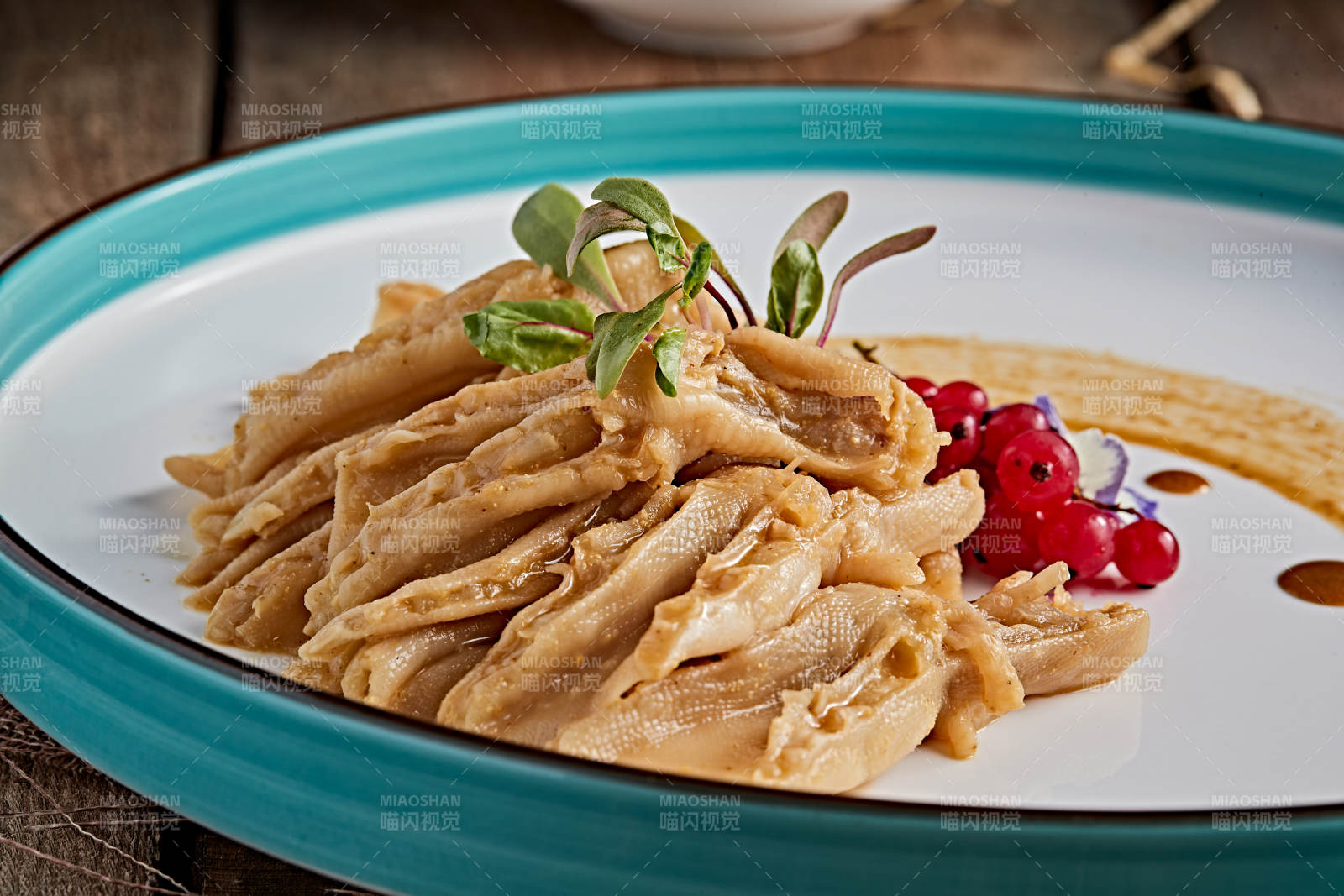 精美瓷餐具装的芥末百花炖鸭掌图片