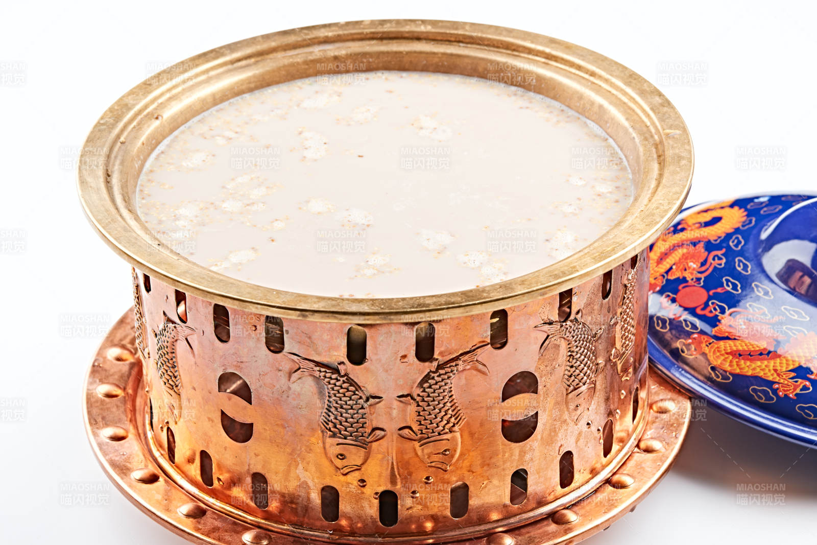 传统铜锅餐具装的蒙族炒米炖奶茶图片