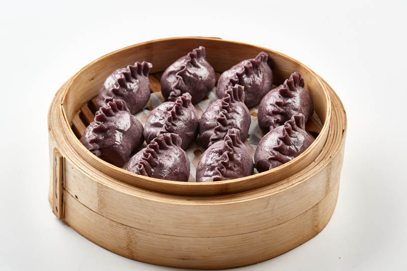竹笼屉装的现蒸紫米面养生蒸饺图片