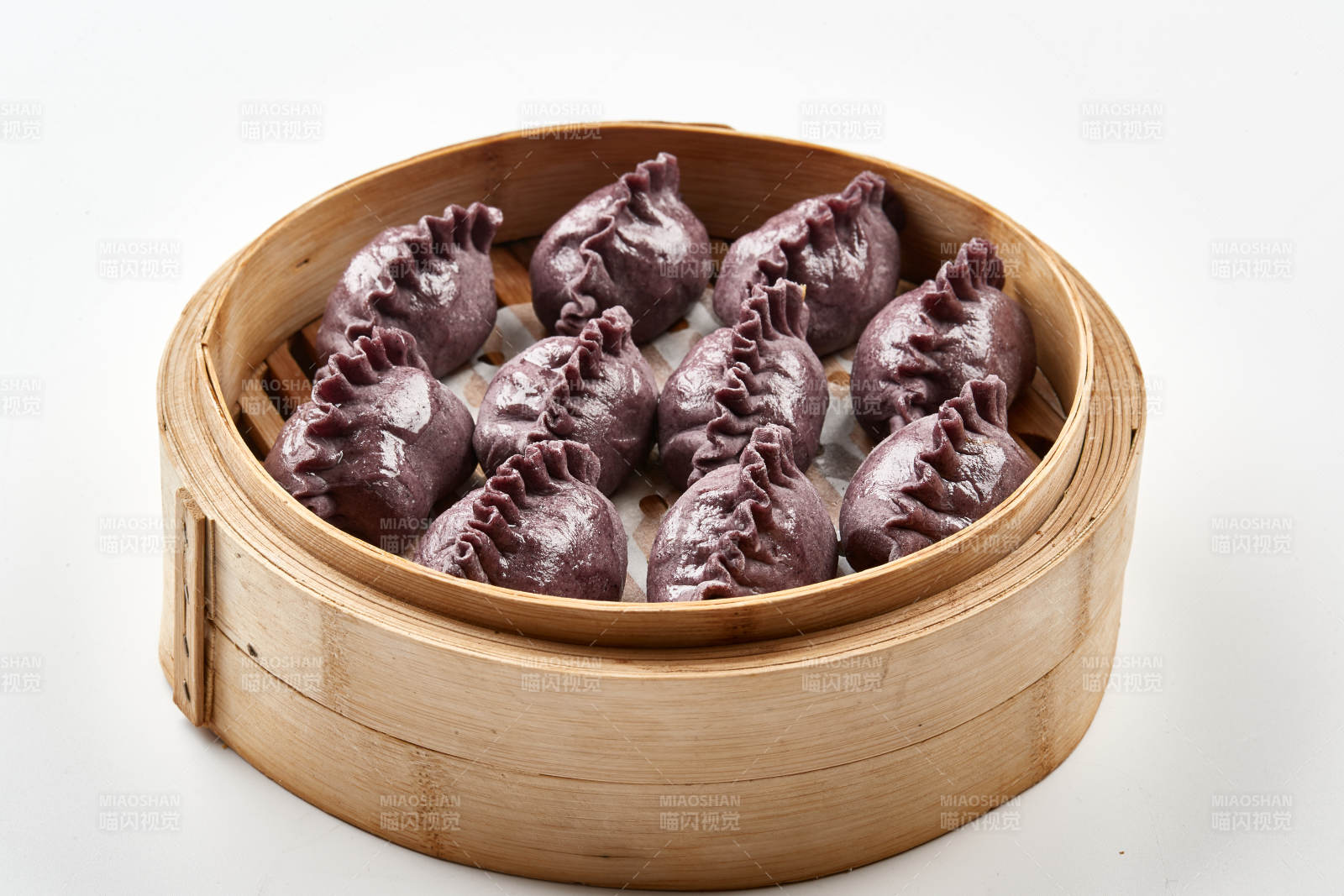 竹笼屉装的现蒸紫米面养生蒸饺图片