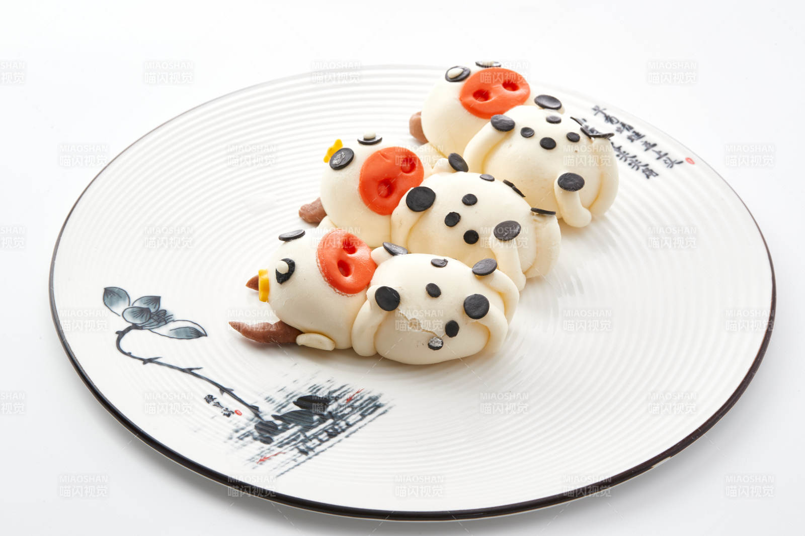 被色瓷盘装的茶餐美味牛牛造型豆沙包图片