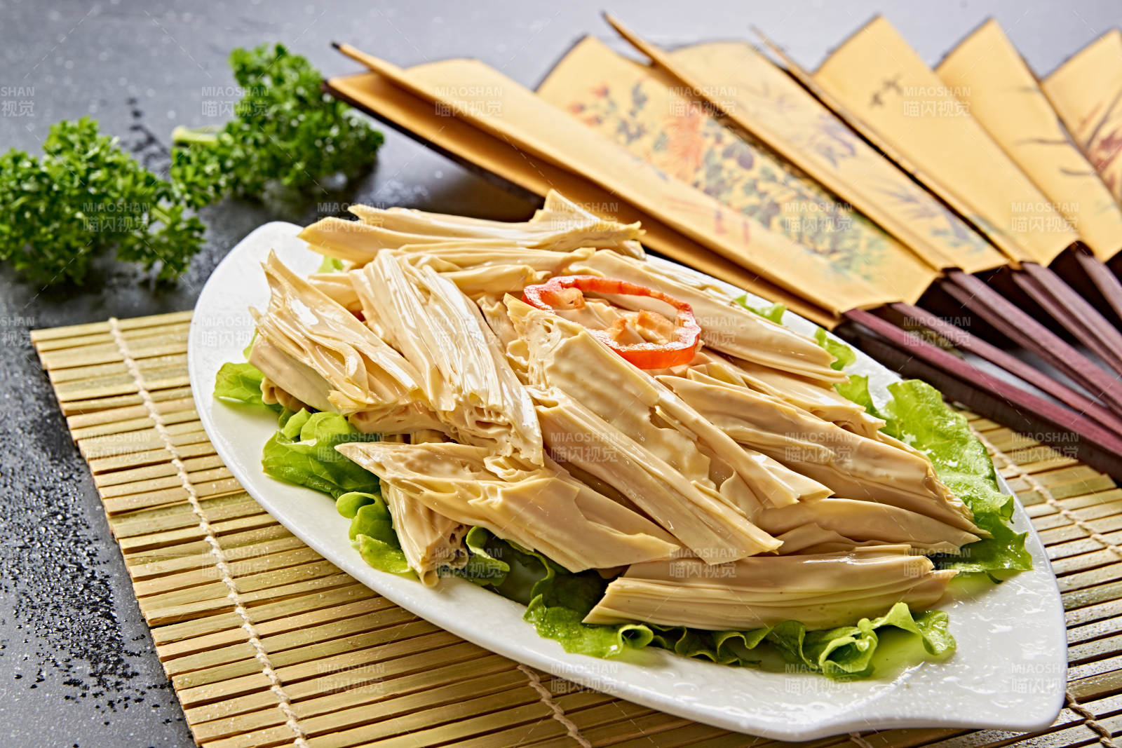 白色瓷盘装的火锅食材腐竹段图片