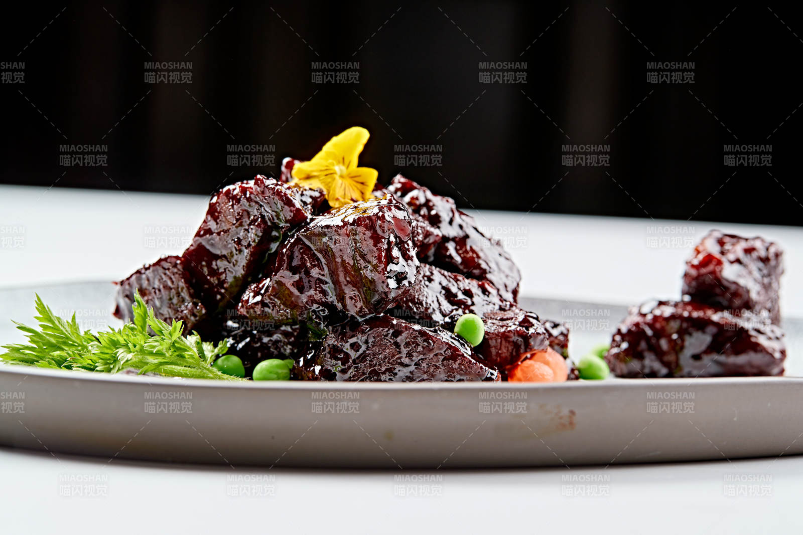 青色瓷盘装的XO酱香和牛粒图片