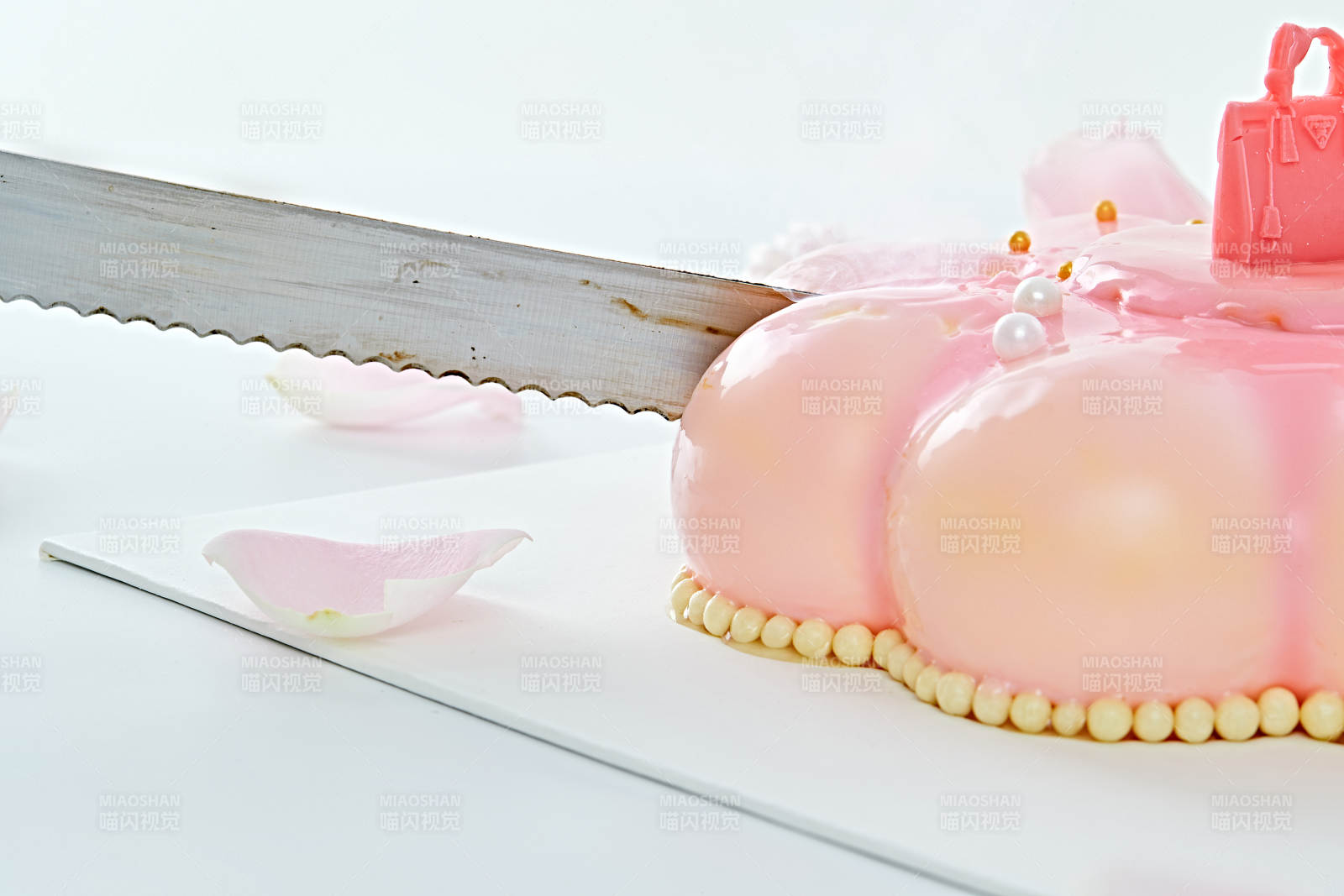 玫瑰初吻蓝莓夹心鲜奶蛋糕图片