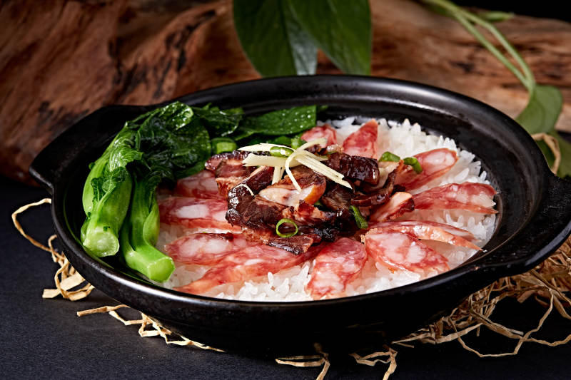 港式茶餐腊味腊肠煲仔饭图片