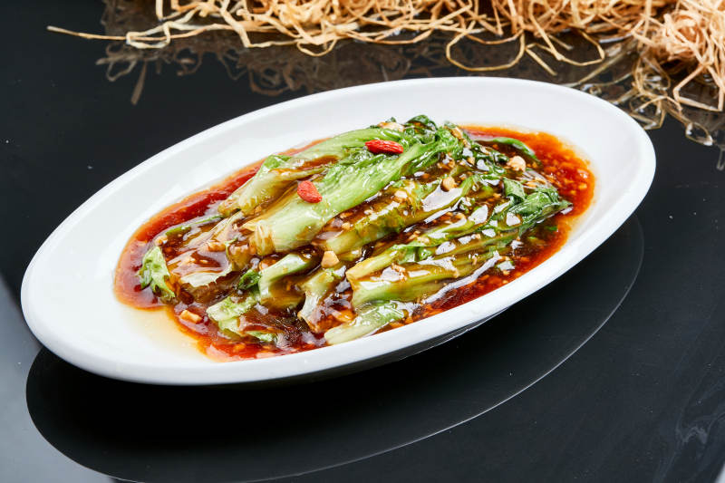 白色瓷盘装的浇汁酱香枸杞油麦菜图片