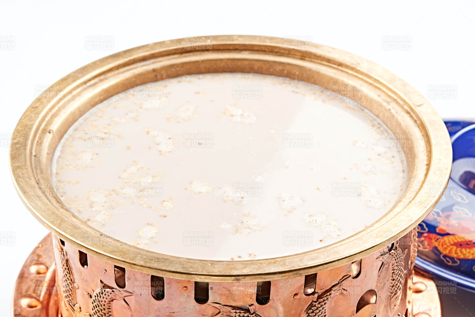 传统铜锅餐具装的蒙族炒米炖奶茶图片