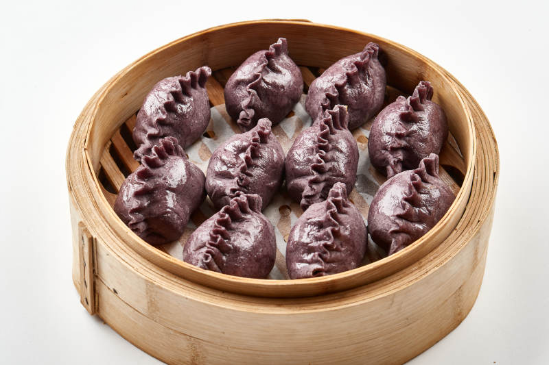 竹笼屉装的现蒸紫米面养生蒸饺图片