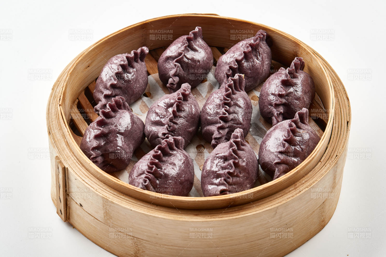 竹笼屉装的现蒸紫米面养生蒸饺图片
