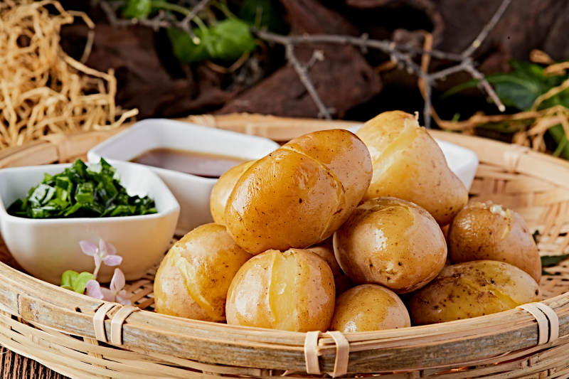 农家蘸酱香蒸小土豆图片