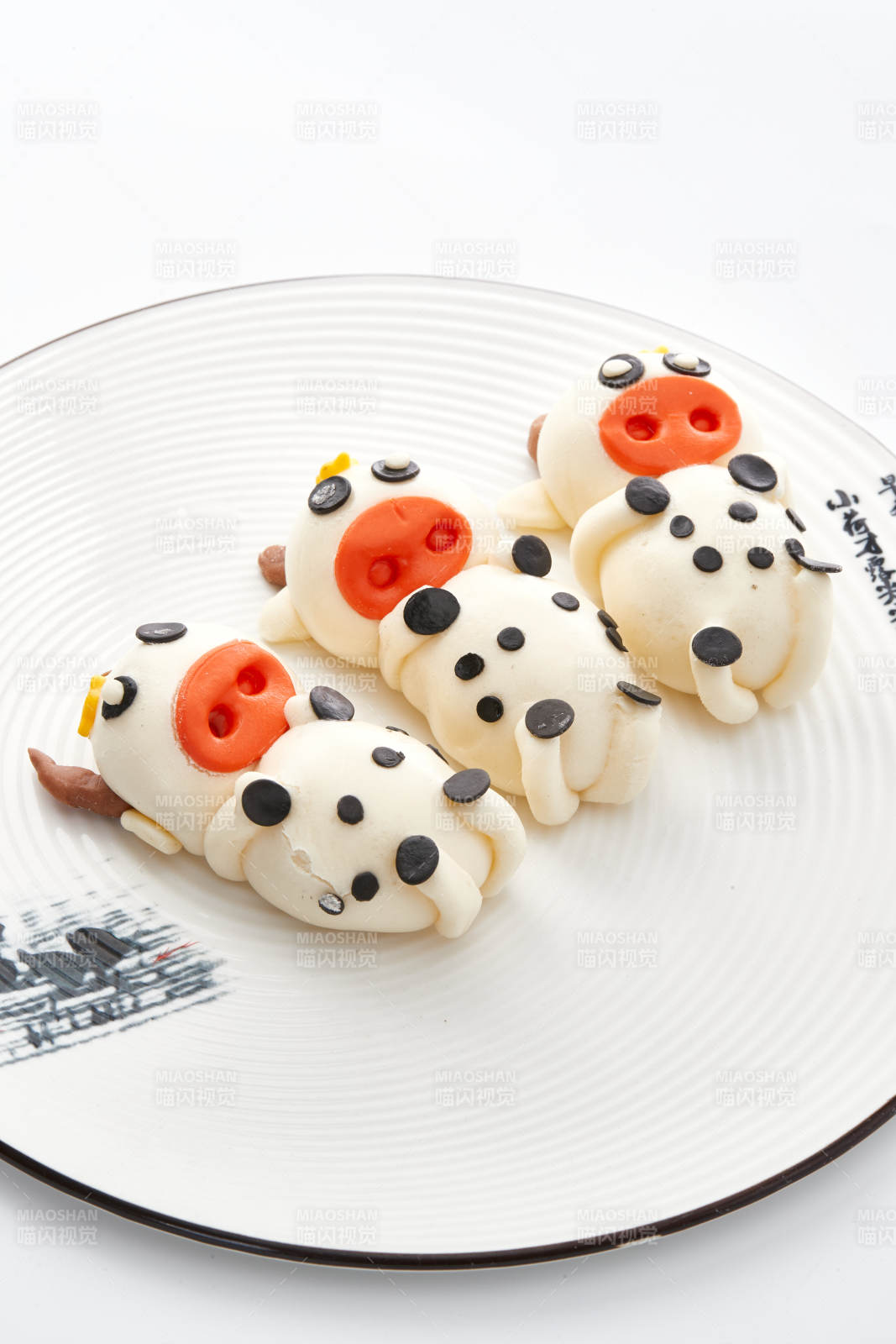 被色瓷盘装的茶餐美味牛牛造型豆沙包图片