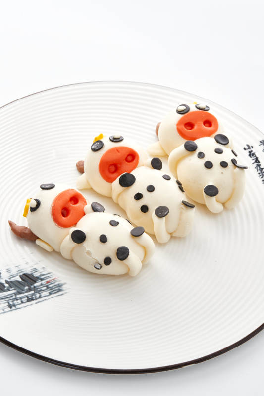 被色瓷盘装的茶餐美味牛牛造型豆沙包图片