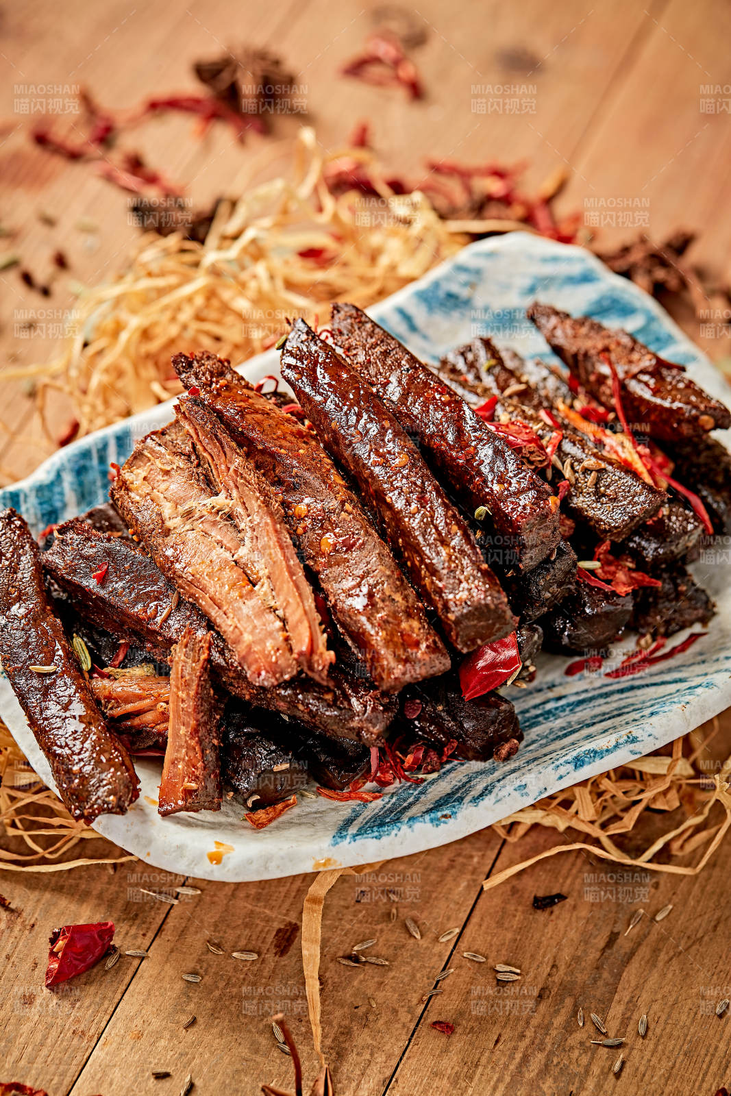 陶瓷餐具装摆的内蒙古特产牛肉干图片