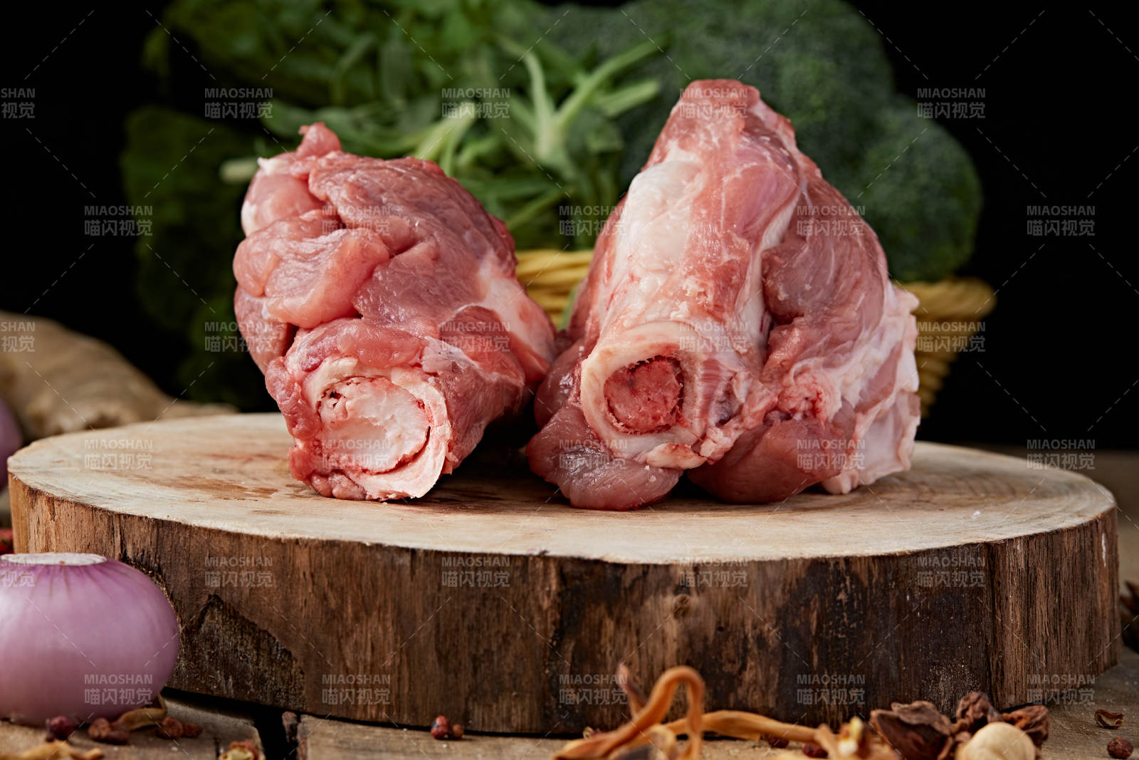 白色背景下的生鲜猪棒骨图片