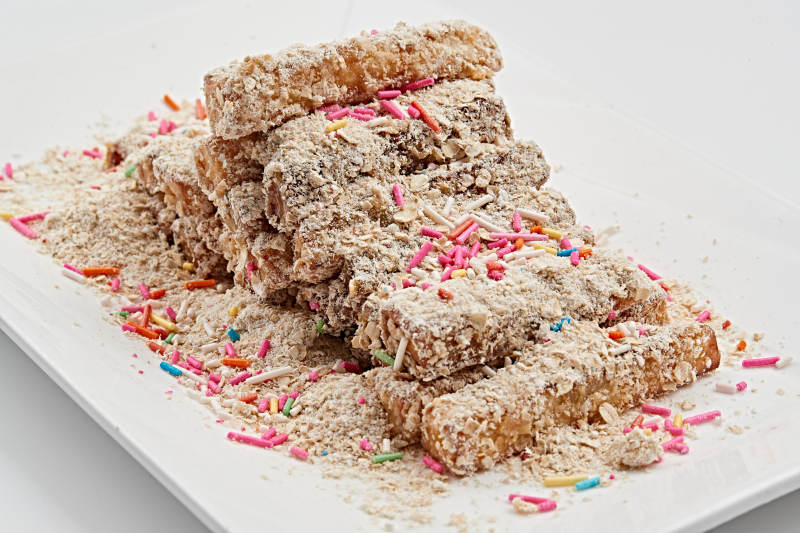 白色瓷盘装的甜麦片炸红薯图片