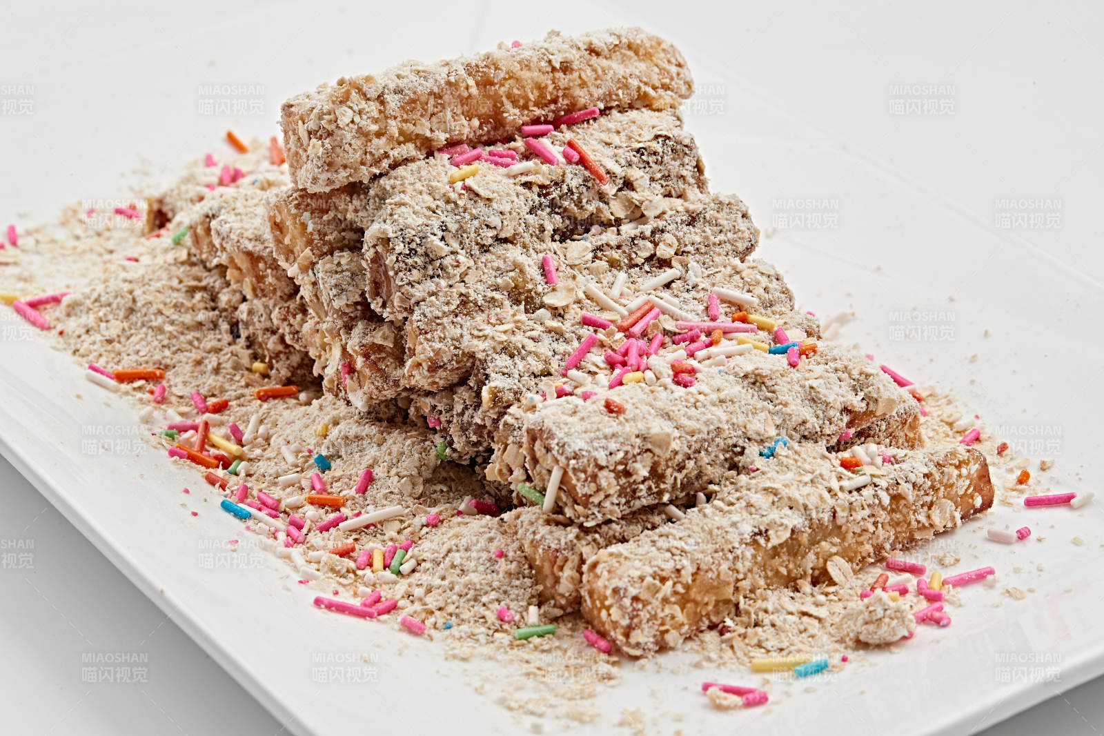 白色瓷盘装的甜麦片炸红薯图片