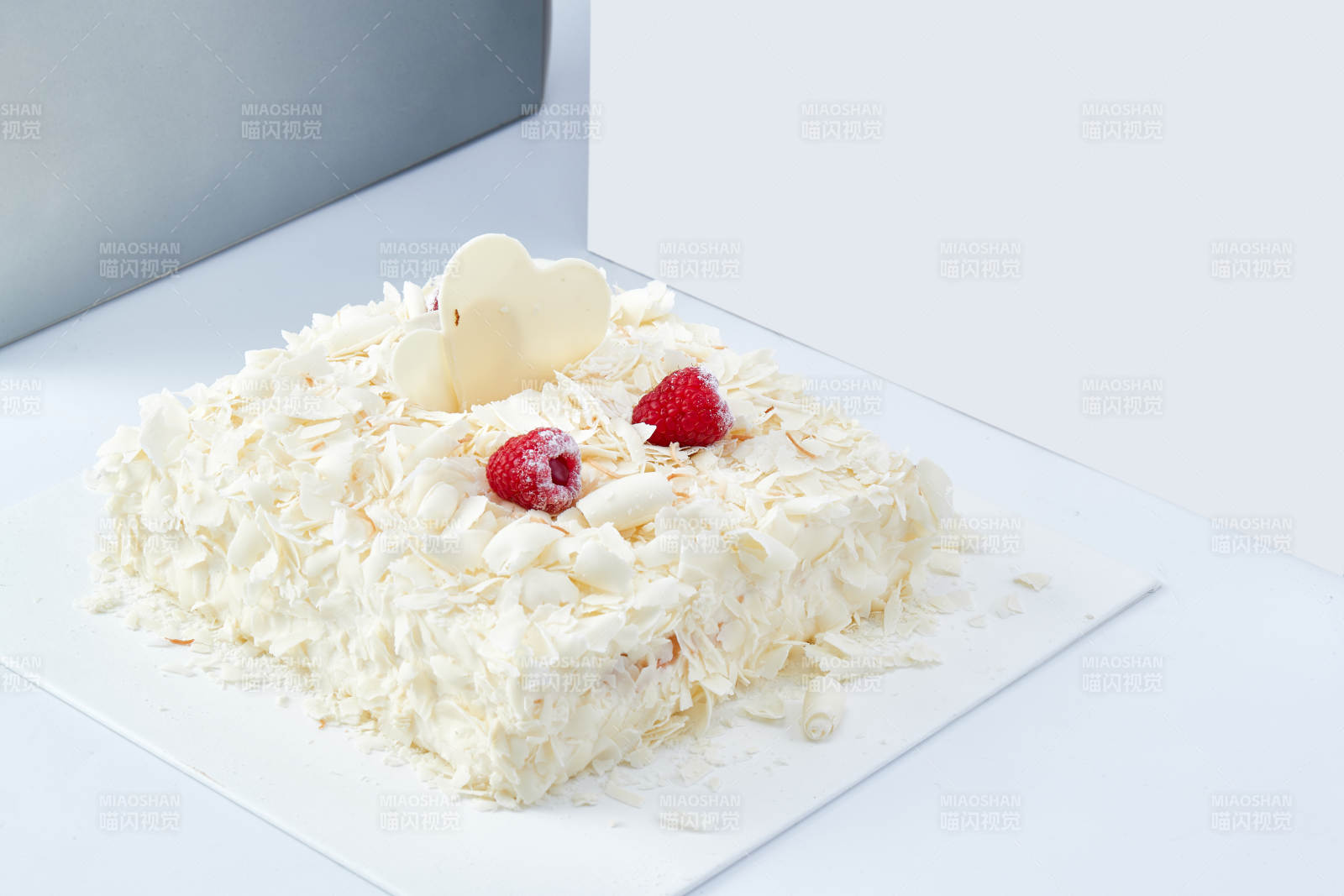 草莓白巧克力榴莲慕斯生日蛋糕图片