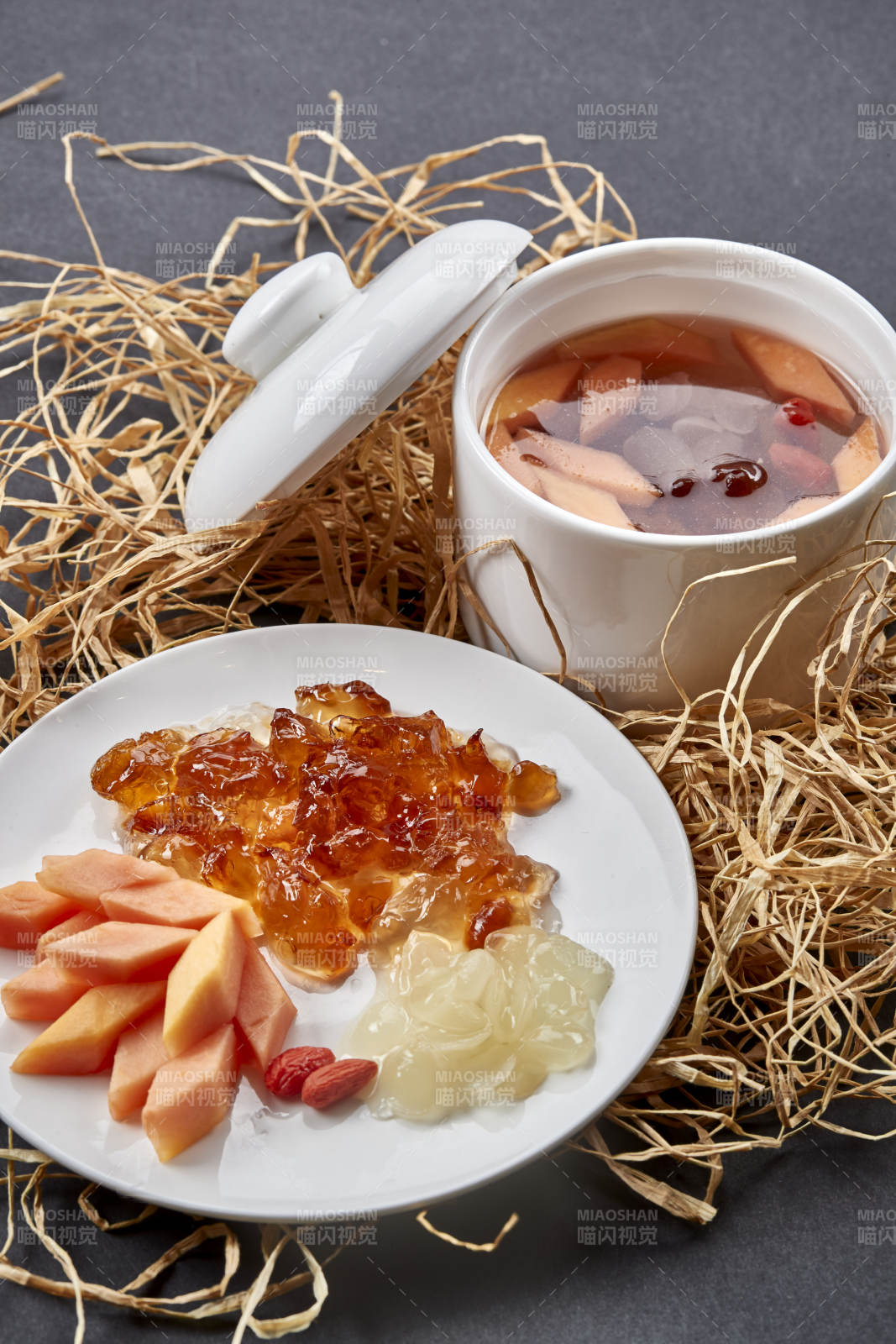 桃胶桃花泪花胶木瓜枸杞养生汤图片