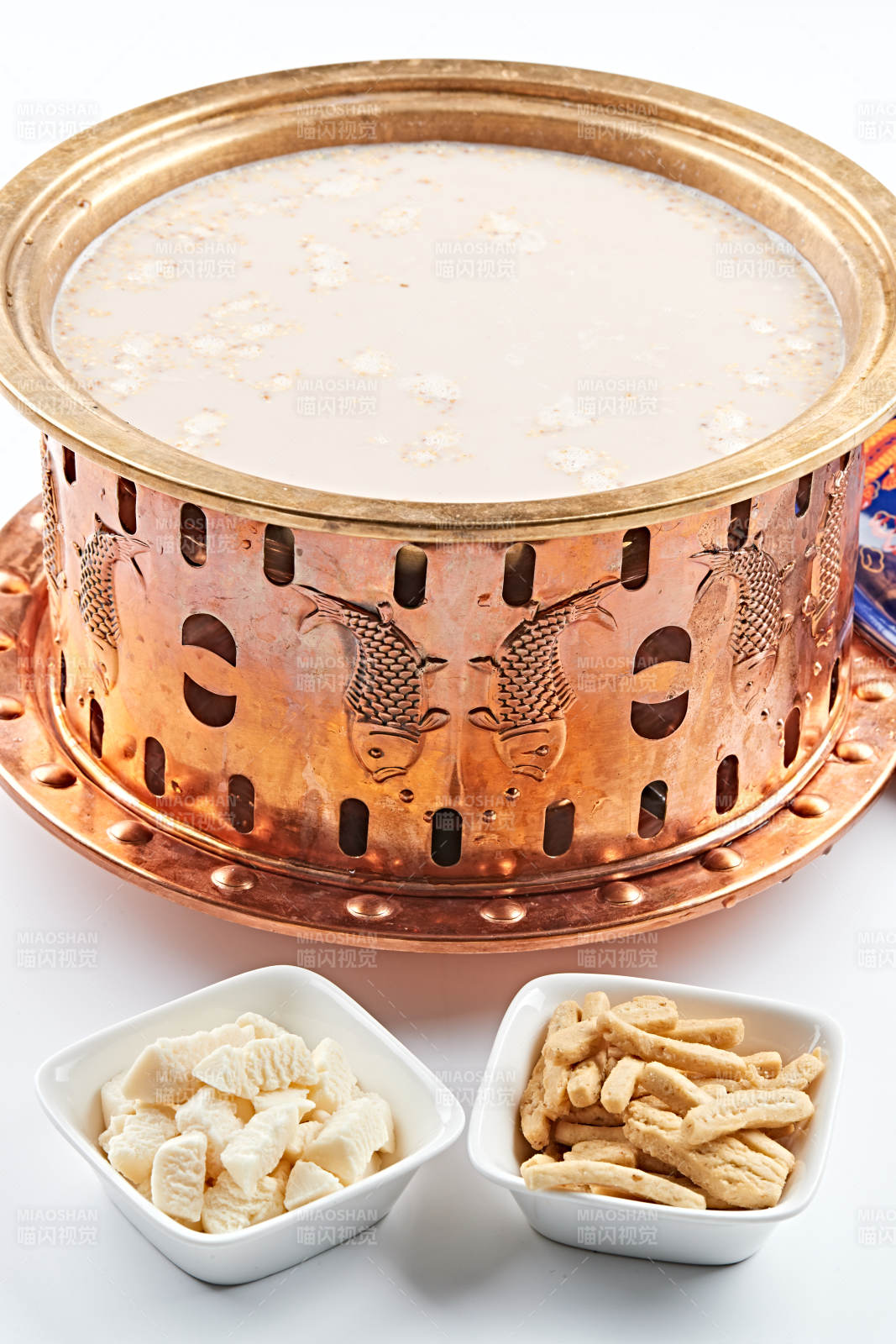 传统铜锅餐具装的蒙族炒米炖奶茶图片