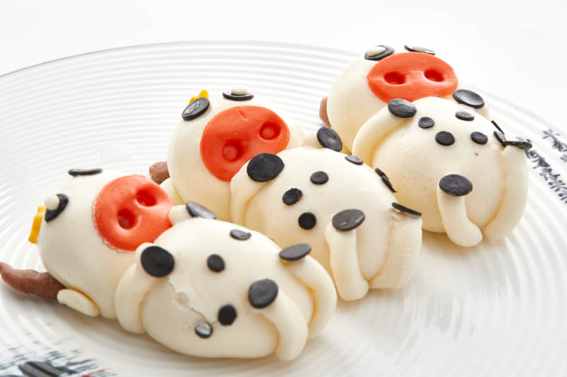 被色瓷盘装的茶餐美味牛牛造型豆沙包图片