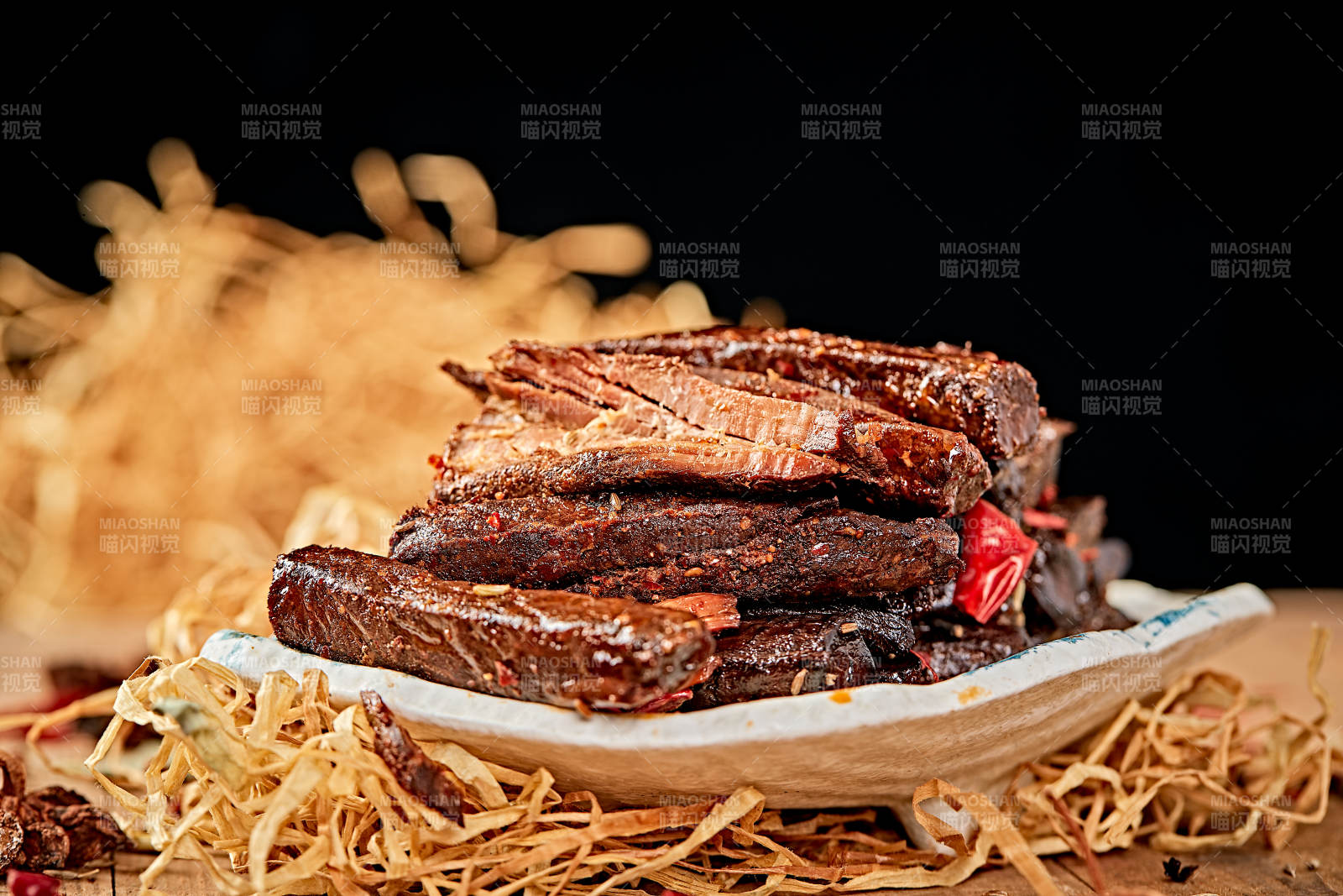 陶瓷餐具装摆的内蒙古特产牛肉干图片