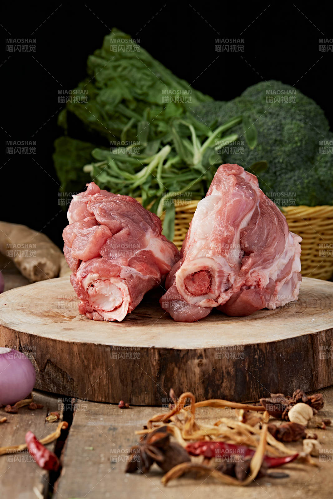 白色背景下的生鲜猪棒骨图片