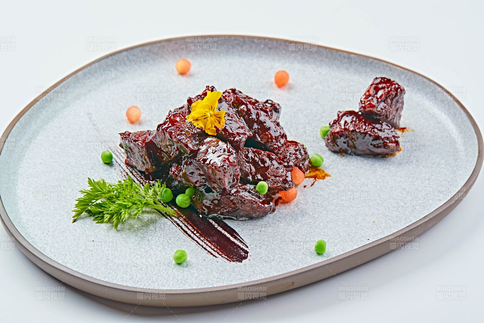 青色瓷盘装的XO酱香和牛粒图片