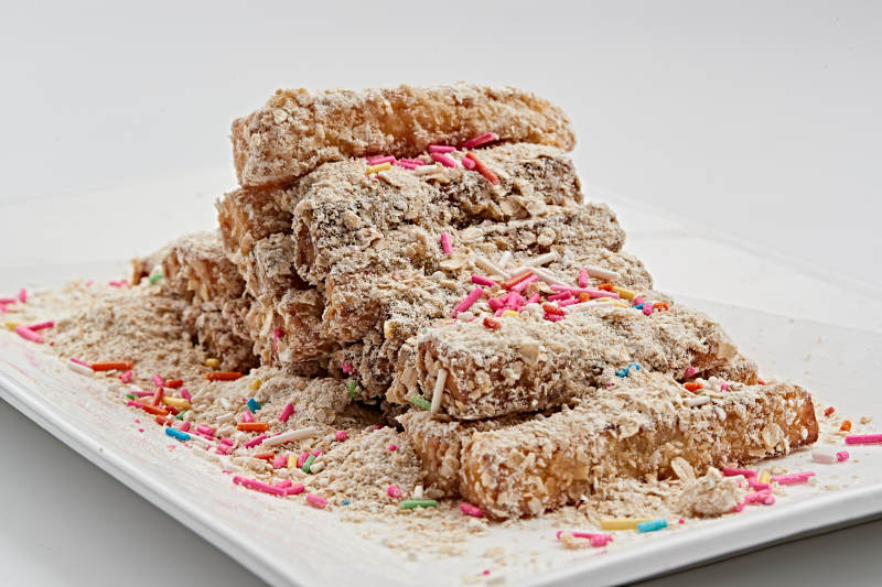 白色瓷盘装的甜麦片炸红薯图片