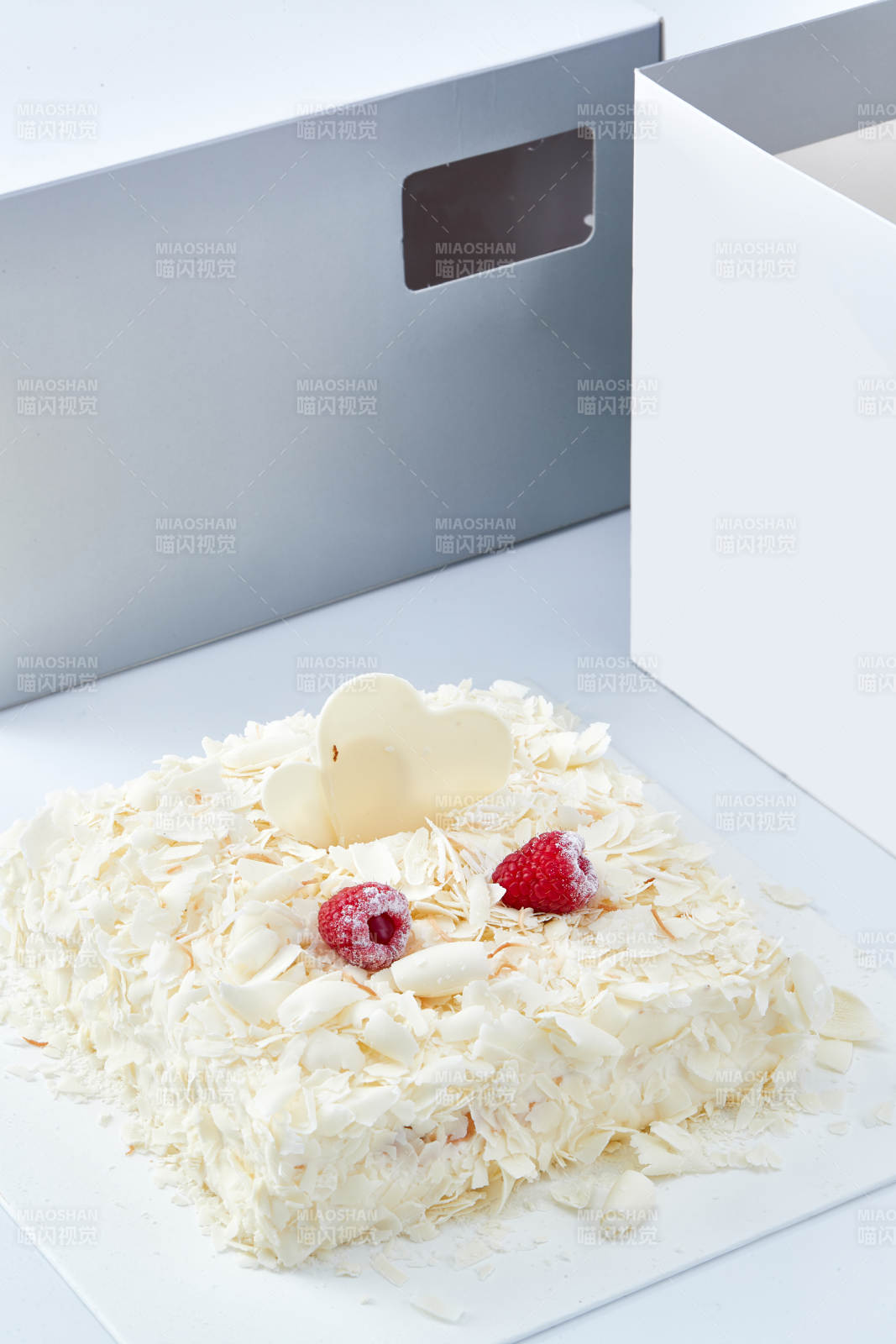 草莓白巧克力榴莲慕斯生日蛋糕图片