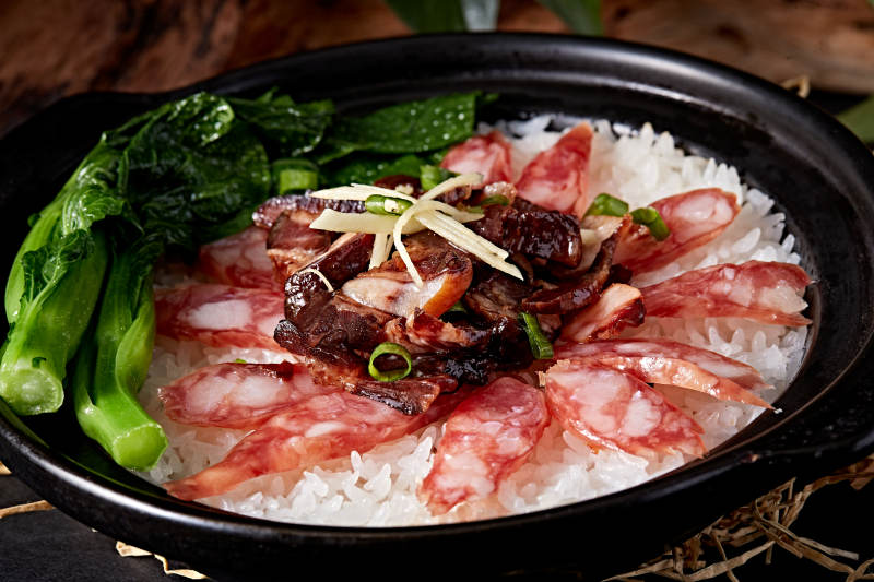 港式茶餐腊味腊肠煲仔饭图片