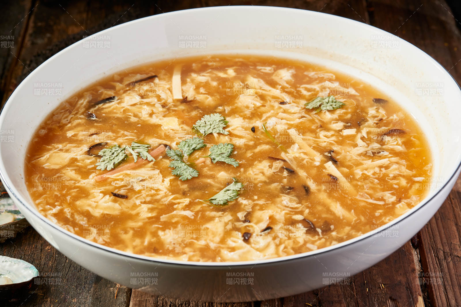 圆形汤盆装的酸辣汤图片