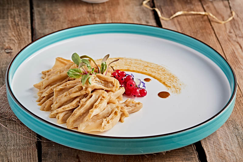 精美瓷餐具装的芥末百花炖鸭掌图片