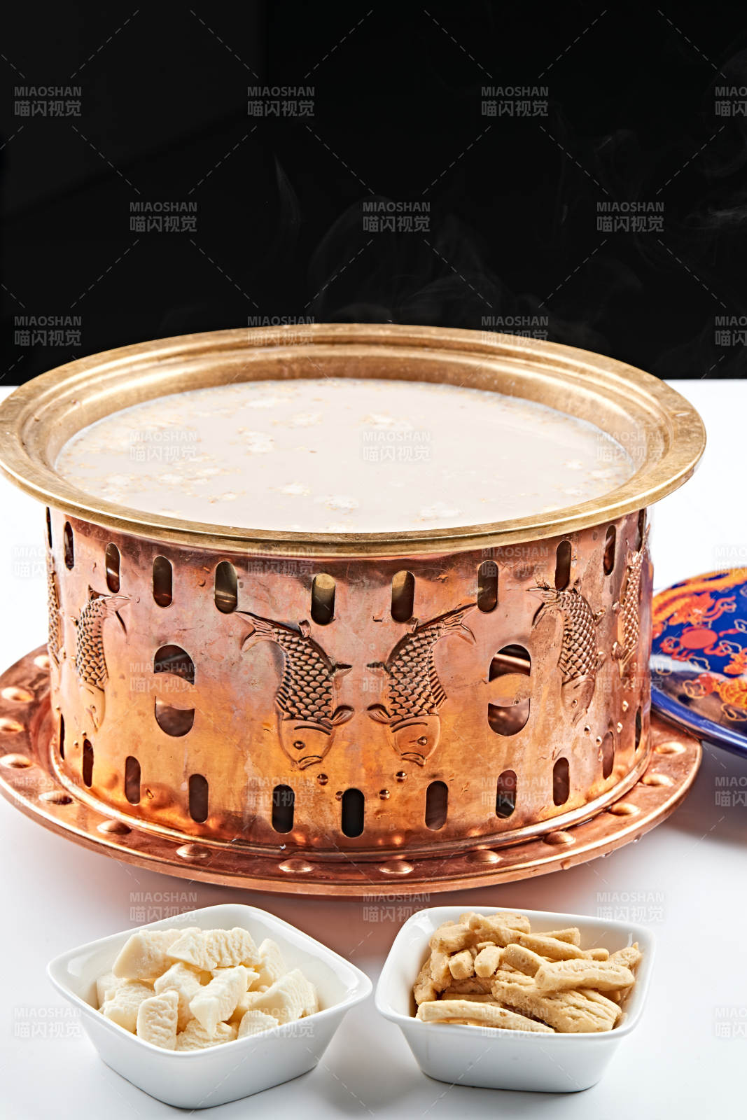 传统铜锅餐具装的蒙族炒米炖奶茶图片