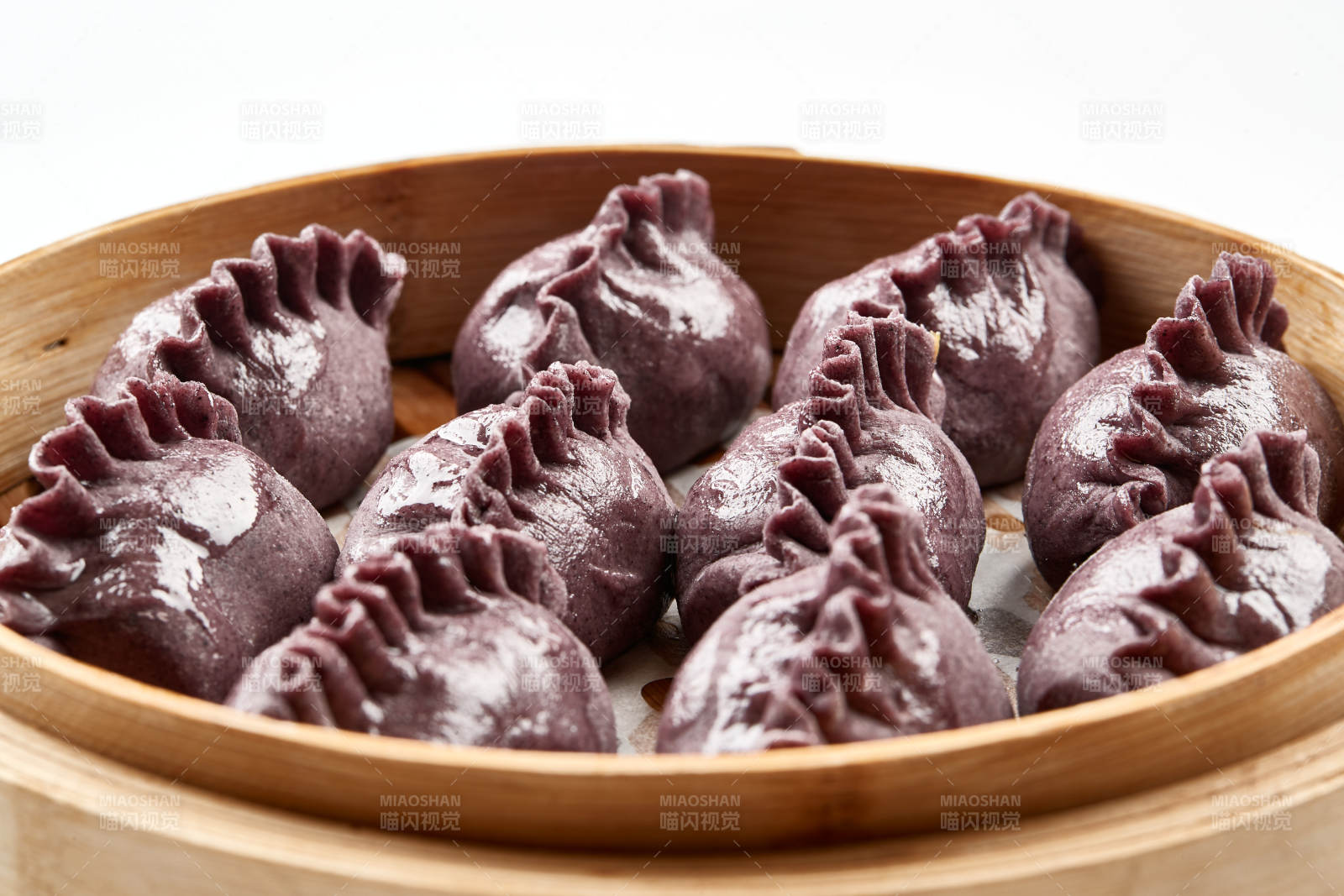 竹笼屉装的现蒸紫米面养生蒸饺图片