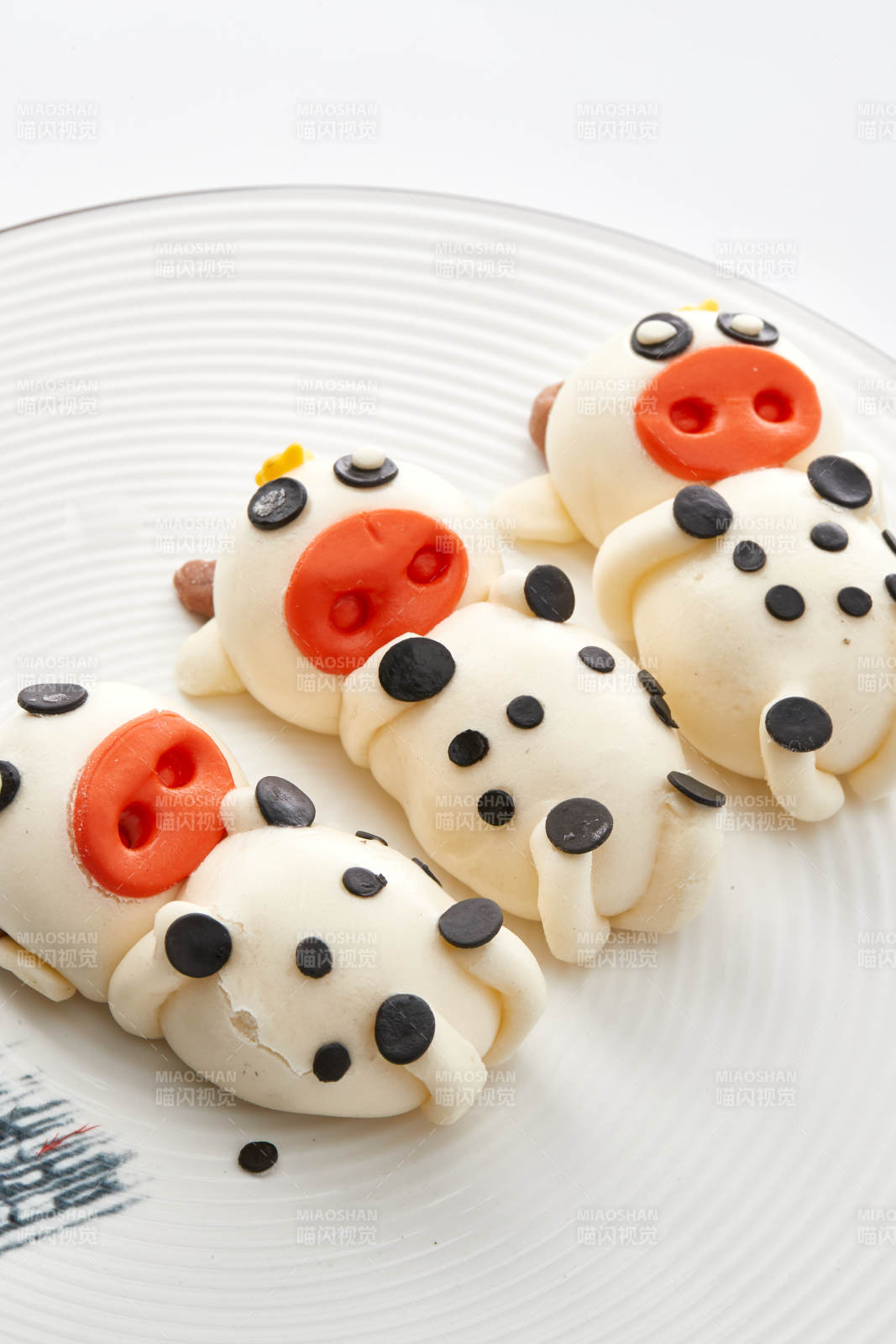 被色瓷盘装的茶餐美味牛牛造型豆沙包图片