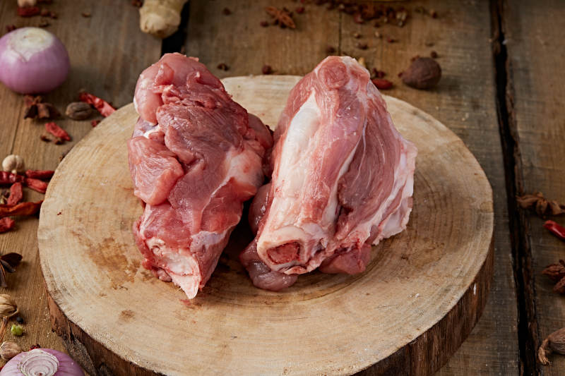 白色背景下的生鲜猪棒骨图片