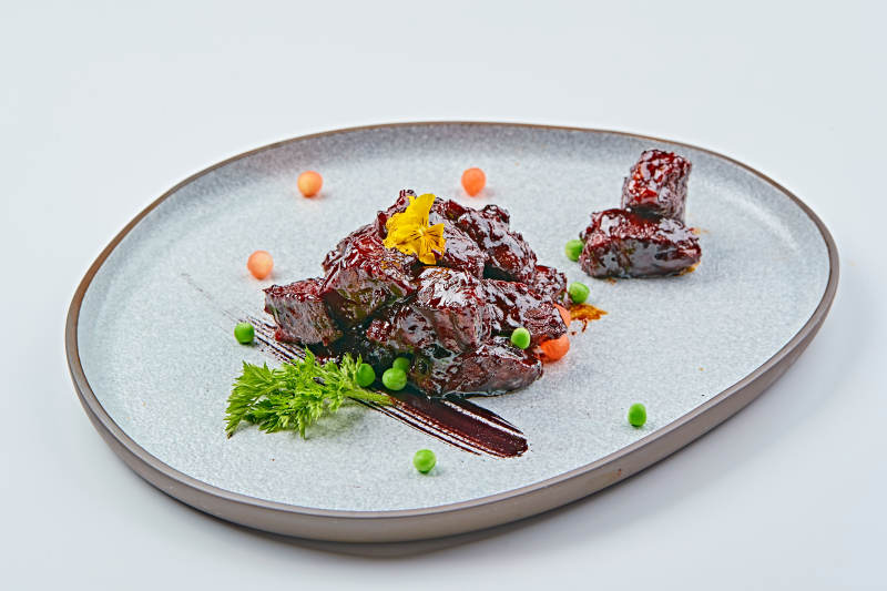 青色瓷盘装的XO酱香和牛粒图片