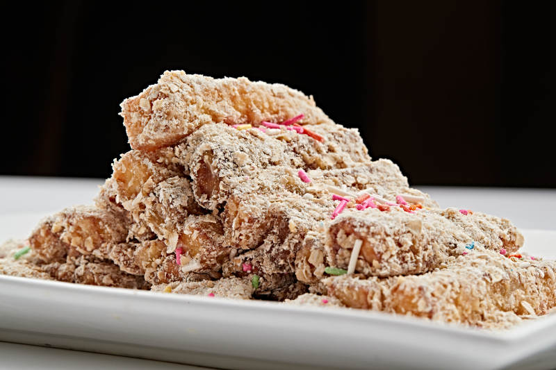 白色瓷盘装的甜麦片炸红薯图片