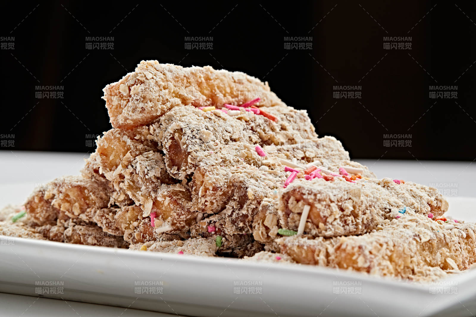 白色瓷盘装的甜麦片炸红薯图片